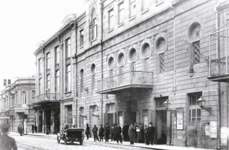File:Tagijevi teater Bakuus.jpg